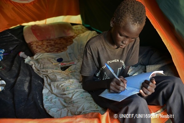 南スーダンの首都ジュバにある文民保護地区で勉強をする男の子。© UNICEF_UNI169063_Nesbitt