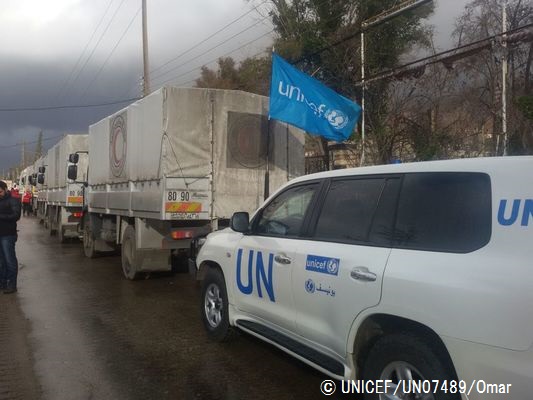 1月14日、マダヤに入る最後の検問所で待機する人道支援物資を届ける車両。© UNICEF_UN07489_Omar