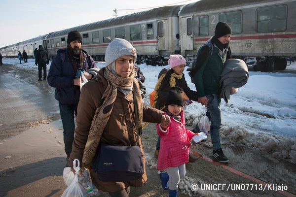 越冬用一時受け入れ所に向かう、ダマスカス（シリア）からドイツに向かう5歳の女の子と母親。（クロアチア）© UNICEF_UN07713_Kljajo