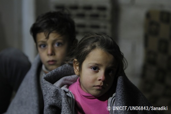 ホムスの非公式居住区で暮らす7歳の女の子と11歳の兄。© UNICEF_UN06843_Sanadiki