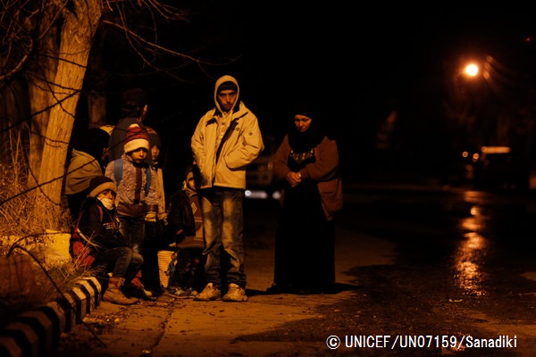 ダマスカス郊外のマダヤで、町を出る許可を待つ家族。© UNICEF_UN07159_Sanadiki