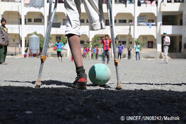 © UNICEF_UN08242_Madhok ユニセフの「子どもにやさしい空間」でサッカーをする、爆弾で8歳の親友と片足を失った男の子。（イエメン）