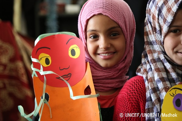 © UNICEF_UN08241_Madhok ユニセフの「子どもにやさしい空間」で、歌や工作のアクティビティに参加する子ども。（イエメン）