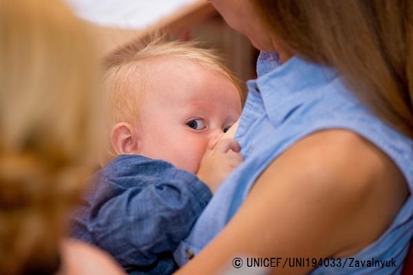 © UNICEF_UNI194033_Zavalnyuk赤ちゃんに母乳をあたえる母親。（ウクライナ）