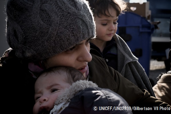 セルビアの国境付近で1カ月の息子をあやす母親。（マケドニア旧ユーゴスラビア共和国）© UNICEF_UN02839_Gilbertson VII Photo