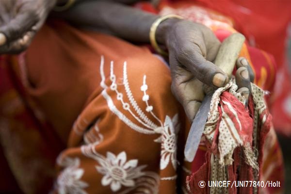 女性性器切除を行う際に用いる道具を手にする、かつて施術を行っていた女性。（エチオピア）© UNICEF_UNI77840_Holt