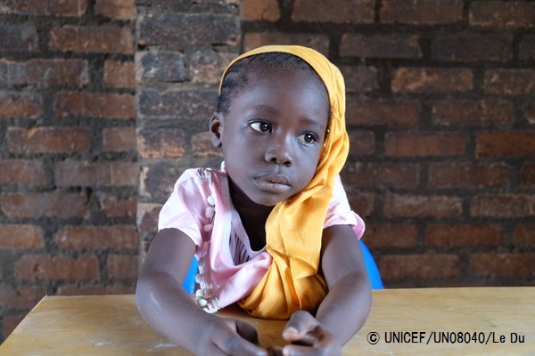 小学校の教室に座る女の子。© UNICEF_UN08040_Le Du