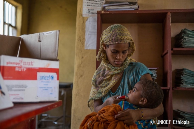すぐ口にできる栄養治療食を与える母親。（エチオピア）© UNICEF Ethiopia