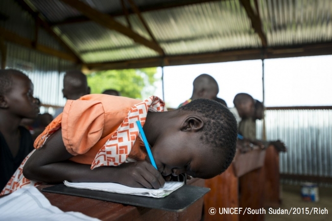 ボルの文民保護区で勉強する7歳の女の子。© UNICEF South Sudan_2015_Rich