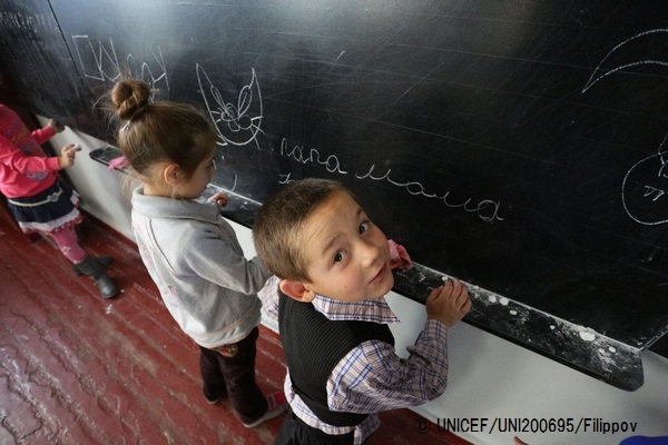 ドネツク州の学校で黒板に“お父さん、お母さん”と書く子ども。© UNICEF_UNI200695_Filippov