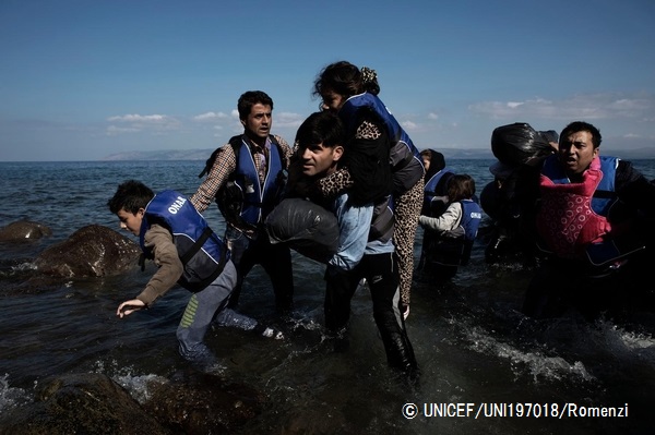 ギリシャのレスボス島にボートで辿り着いた人々。© UNICEF_UNI197018_Romenzi