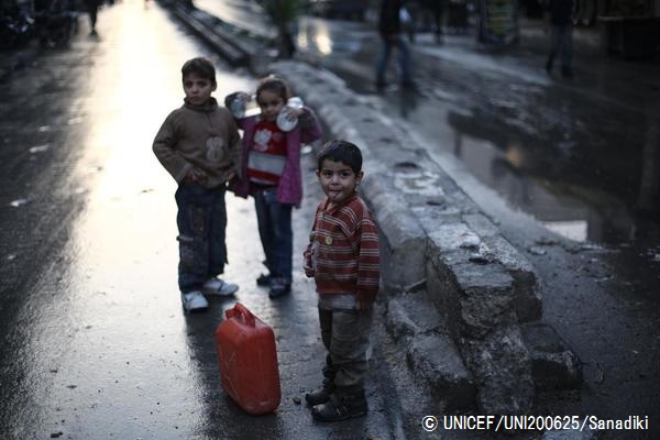 ダマスカス郊外の道で給水タンクを持って水を汲みに行った子どもたち。（2015年11月撮影）© UNICEF_UNI200625_Sanadiki