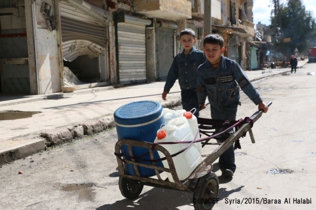 アレッポ東部で水を汲んで自宅に運ぶ男の子たち。（2015年撮影）©UNICEF Syria_2015_Baraa Al Halabi