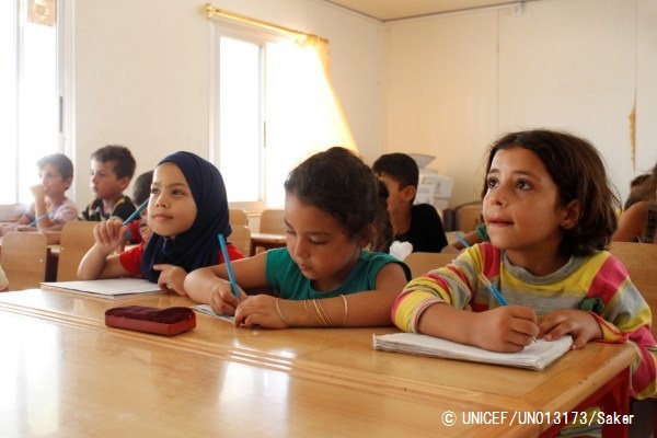 シリア・タルトゥースにある避難所の教室で勉強をする4年生の子どもたち。© UNICEF_UN013173_Saker