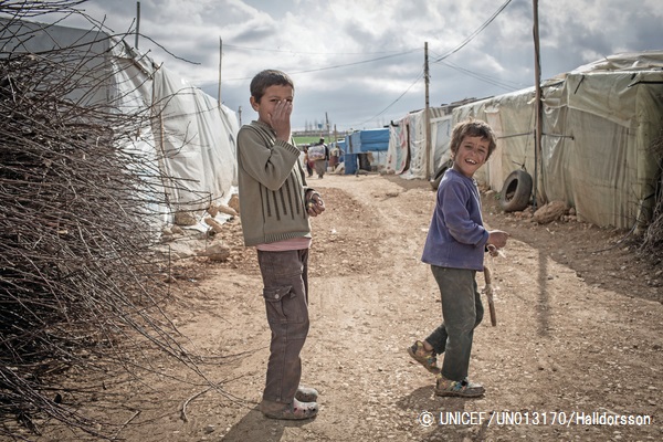 レバノンの非公式居住区に身を寄せるシリア難民の男の子たち。© UNICEF_UN013170_Halldorsson
