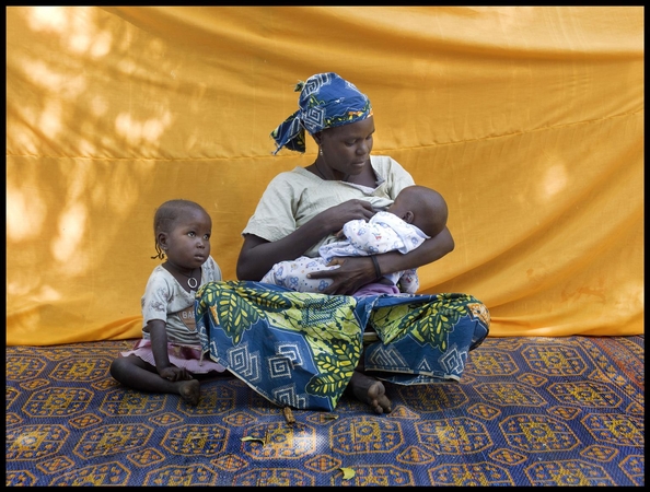 赤ちゃんに母乳を与えるお母さん（ニジェール） (C) UNICEF/UKLA2012-01073/BENEDICTE KURZENNIGER