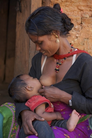 母乳で育てられた赤ちゃんは、生後6ヶ月時点での生存率が14倍も高い、といわれている。写真は、母乳を与える母親（ネパール）(C)UNICEF/NYHQ2012-1993/SHEHZAD NOORANINEPA