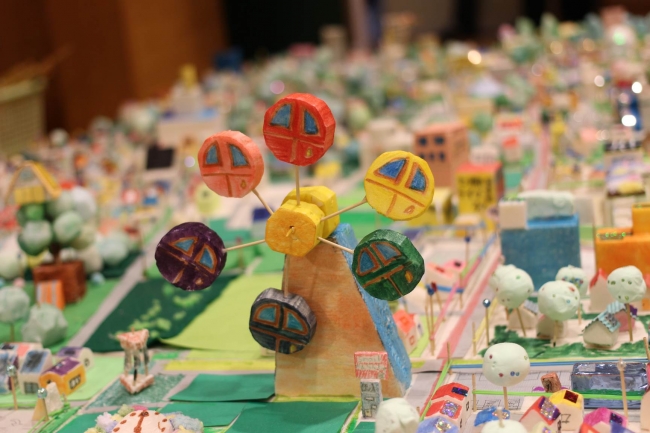 仙台市立七郷小学校の児童が制作した、未来のまちの模型。©日本ユニセフ協会