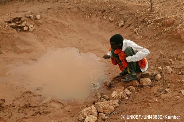 水たまりから水を飲む男の子。（ケニア）© UNICEF_UNI43830_Kamber