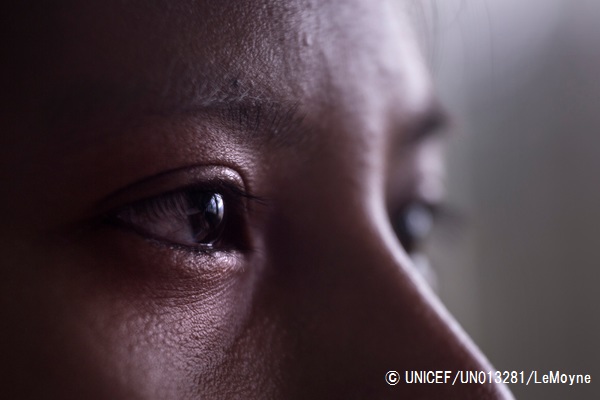 かつて武装グループと行動を共にしていた女性。© UNICEF_UN013281_LeMoyne