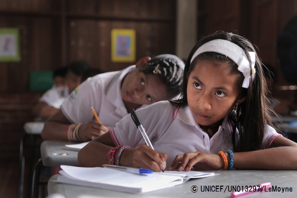 学校で授業を受ける武力紛争で両親を失った13歳の少女。© UNICEF_UN013297_LeMoyne
