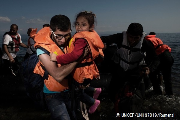ボートでギリシャのレスボス島に辿り着いた難民の子ども。© UNICEF_UNI197019_Romenzi