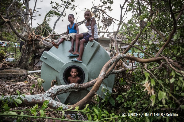 © UNICEF_UN011468_Sokhin　サイクロン・ウィンストンで倒れた給水タンクで遊ぶ子どもたち。