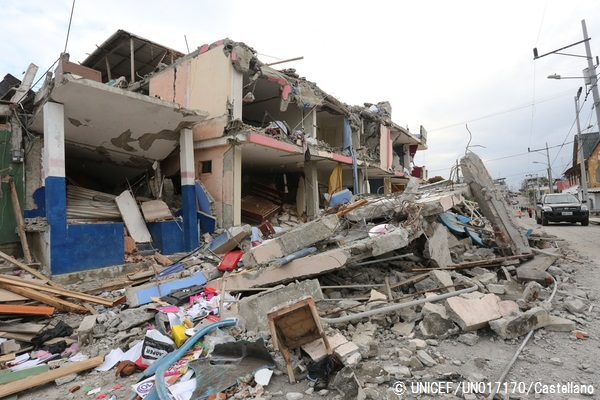 地震の被害に遭った建物。© UNICEF_UN017170_Castellano