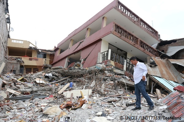 壊れた建物の中を歩く男性。© UNICEF_UN017169_Castellano