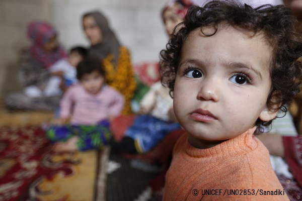 シリアの女の子。© UNICEF_UN02853_Sanadiki