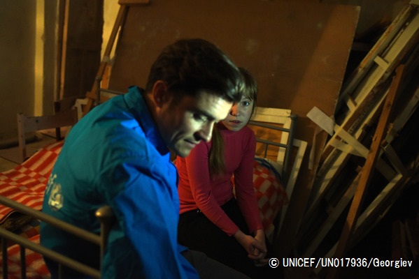 教室が破裂弾で攻撃されていた約2週間、11歳のリアナさんが身を寄せていた学校の地下室を訪れたオーランド・ブルーム親善大使。© UNICEF_UN017936_Georgiev