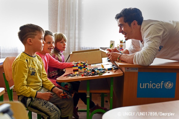 紛争の影響を受ける東部ウクライナにある学校を訪れたオーランド・ブルーム親善大使。© UNICEF_UN017898_Georgiev