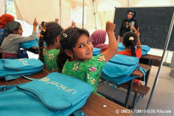 テントの教室で先生の質問に手を挙げて答える子どもたち。（イラク）© UNICEF_UNI194536_Khuzaie