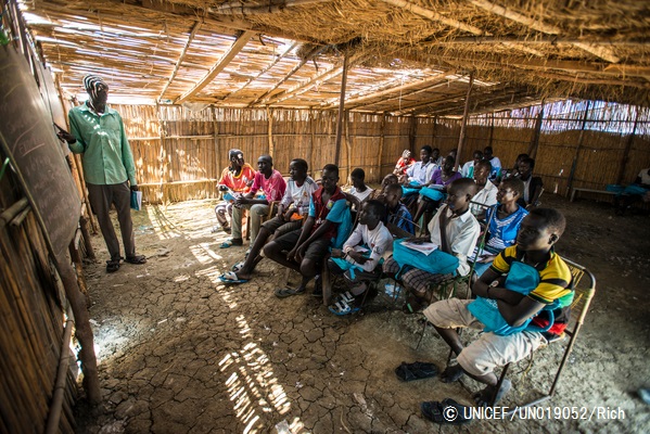 文民保護地区にあるユニセフが支援する小学校で勉強する子どもたち。（南スーダン）© UNICEF_UN019052_Rich