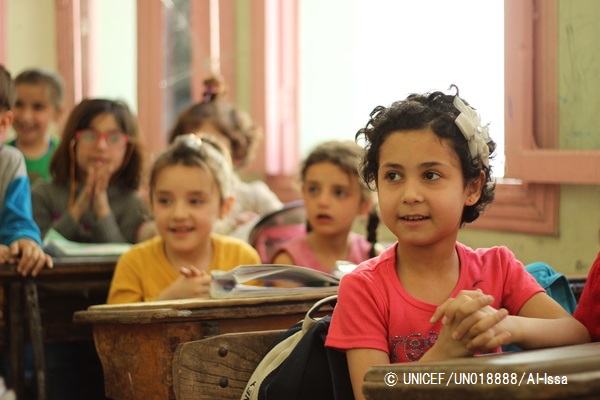 学校に通うことができなかった子どもたちが学校に戻るにあたり、アレッポの学校で補習授業を受ける様子。（シリア）© UNICEF_UN018888_Al-Issa