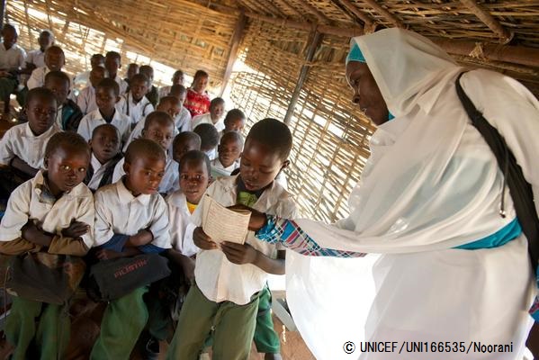 授業を受ける生徒たち。（スーダン）© UNICEF_UNI166535_Noorani