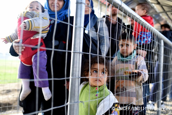 イドリニの難民の一時受け入れセンターに到着した子どもたちや家族。© UNICEF_UN011184_Georgiev