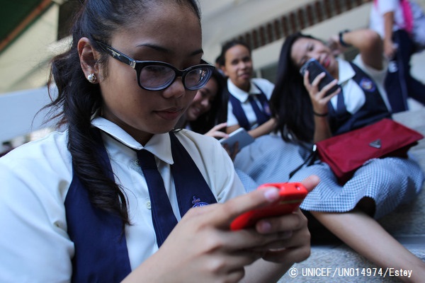 授業後に携帯電話を使う16歳の少女。（フィリピン）© UNICEF_UN014974_Estey