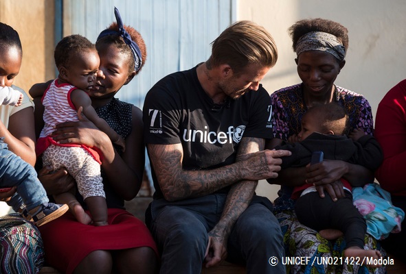 HIVと共に生きる栄養不良の子どもたちをサポートする『7』基金の支援を受ける子どもたちや母親と面会したベッカム大使。© UNICEF_UN021433_Modola