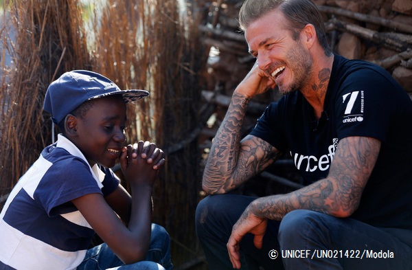 HIVと共に生きる栄養不良の子どもたちをサポートする『7（セブン）：デイビッド・ベッカム・ユニセフ基金』の支援を受ける14歳の少年と面会したベッカム大使。© UNICEF_UN021422_Modola