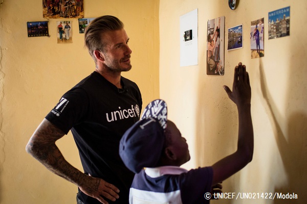 HIVと共に生きる栄養不良の子どもたちをサポートする『7』基金の支援を受ける14歳の少年と面会したベッカム大使。© UNICEF_UN021434_Modola