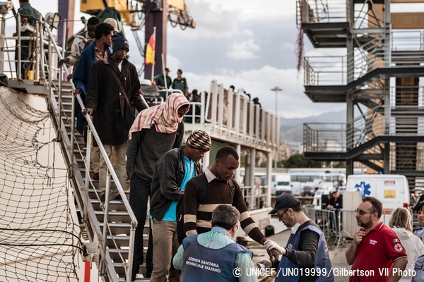 イタリアに辿り着いた難民・移民の人々。© UNICEF_UN019999_Gilbertson VII Photo