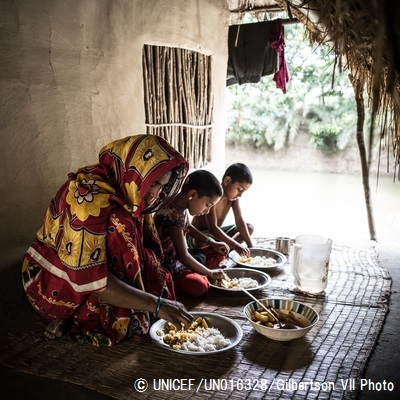 食事をする親子。5歳の男の子（右端）は栄養不良と診断された。母親は基本的な食糧を手に入れることができていない。（バングラデシュ）© UNICEF_UN016328_Gilbertson VII Photo