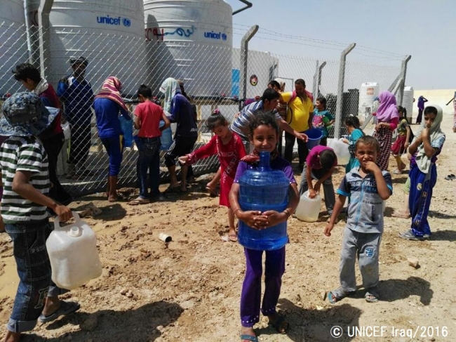 ユニセフはファルージャを逃れてカリディヤ、ハバニヤ・ツーリスト・シティ、アムリヤット・ファルージャのキャンプに避難している家族たちのため、安全な水を提供している。© UNICEF Iraq_2016