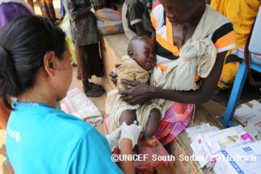 西バハル・アルガザール州ワウで勃発した戦闘から避難してきた親子。国内避難民が身を寄せる避難所では子どもたちの栄養状態の検査や予防接種など、命を守る支援が強化されている。© UNICEF South Sudan_2016_Irwin