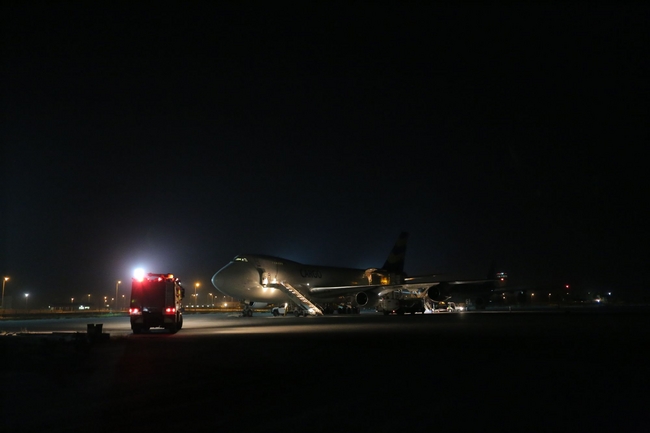 9月１日夜（現地時間）、イラク北部アルビルの空港に到着したユニセフの緊急支援物資を積んだ輸送機。　(c) UNICEF/IRAQ/2013