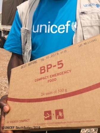 南スーダンの避難民の人々に届けられる、ユニセフの支援物資（高カロリー補助食）© UNICEF South Sudan_2016