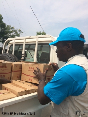 避難民の人々に支援物資を届けるため、ユニセフの倉庫からトラックに物資を載せるスタッフ © UNICEF South Sudan_2016