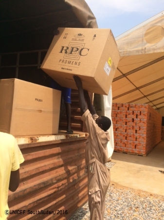 避難民の人々に支援物資を届けるため、ユニセフの倉庫からトラックに物資を載せるスタッフ © UNICEF South Sudan_2016