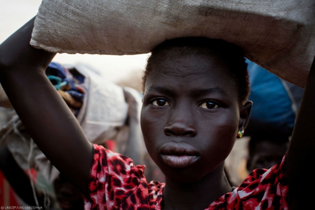 2016年3月にユニセフがWFPと合同で行った即応ミッションにより、食糧を受け取った南スーダンの女の子。※本文との直接の関係はありません。© UNICEF_UN016603_Holt